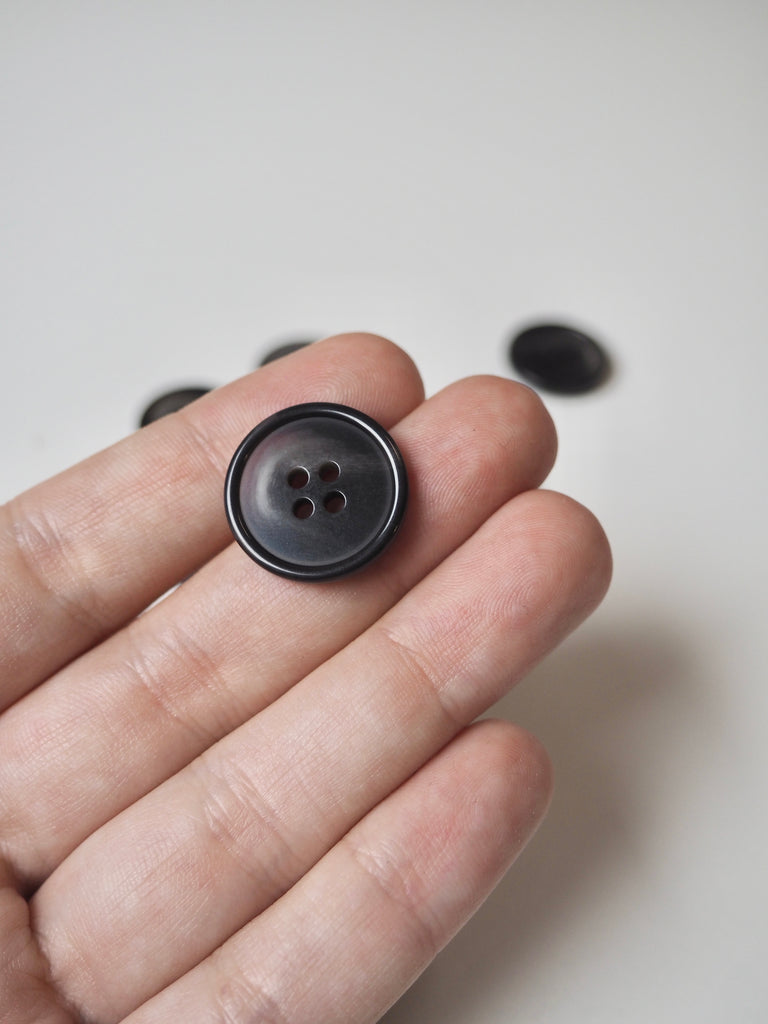 Smoke Faux-Horn Buttons 20mm/32L