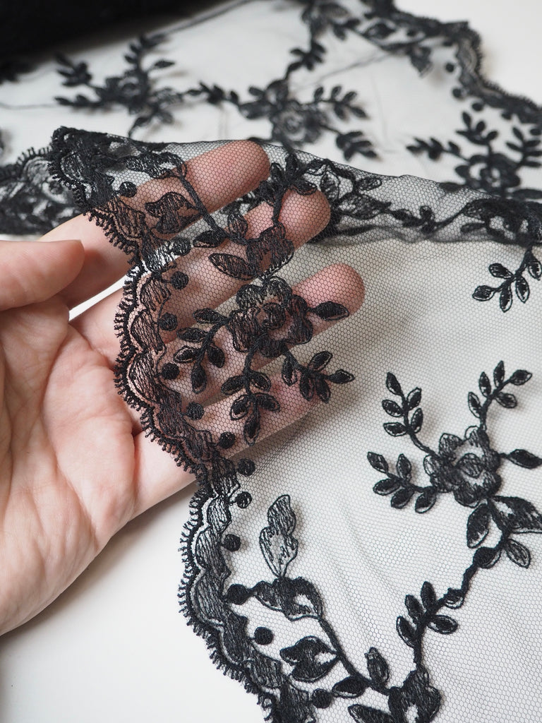 Black Rose Garland Scallop Lace Trim 24cm