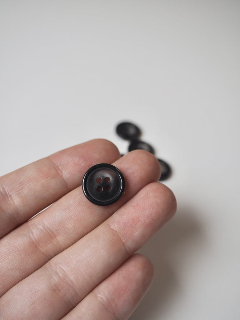 Smoke Faux-Horn Buttons 15mm/24L