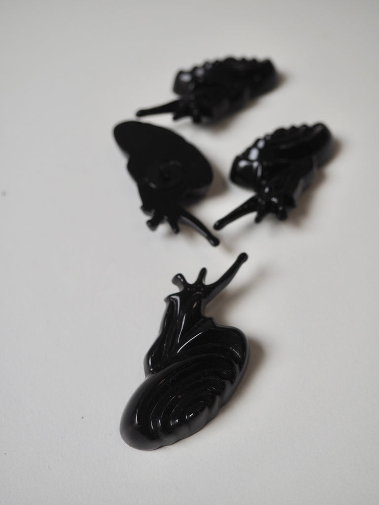Black Snail Shank Buttons 25mm/40L