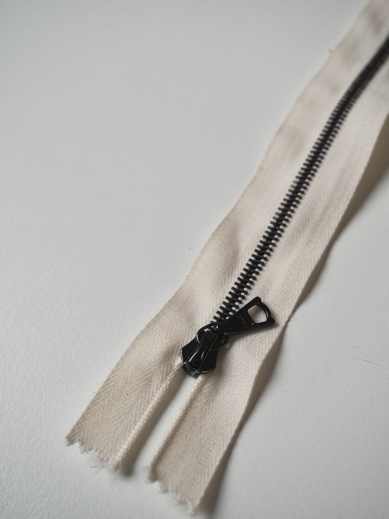 Riri 60cm/23inch Narrow Gunmetal Metal Teeth Zips