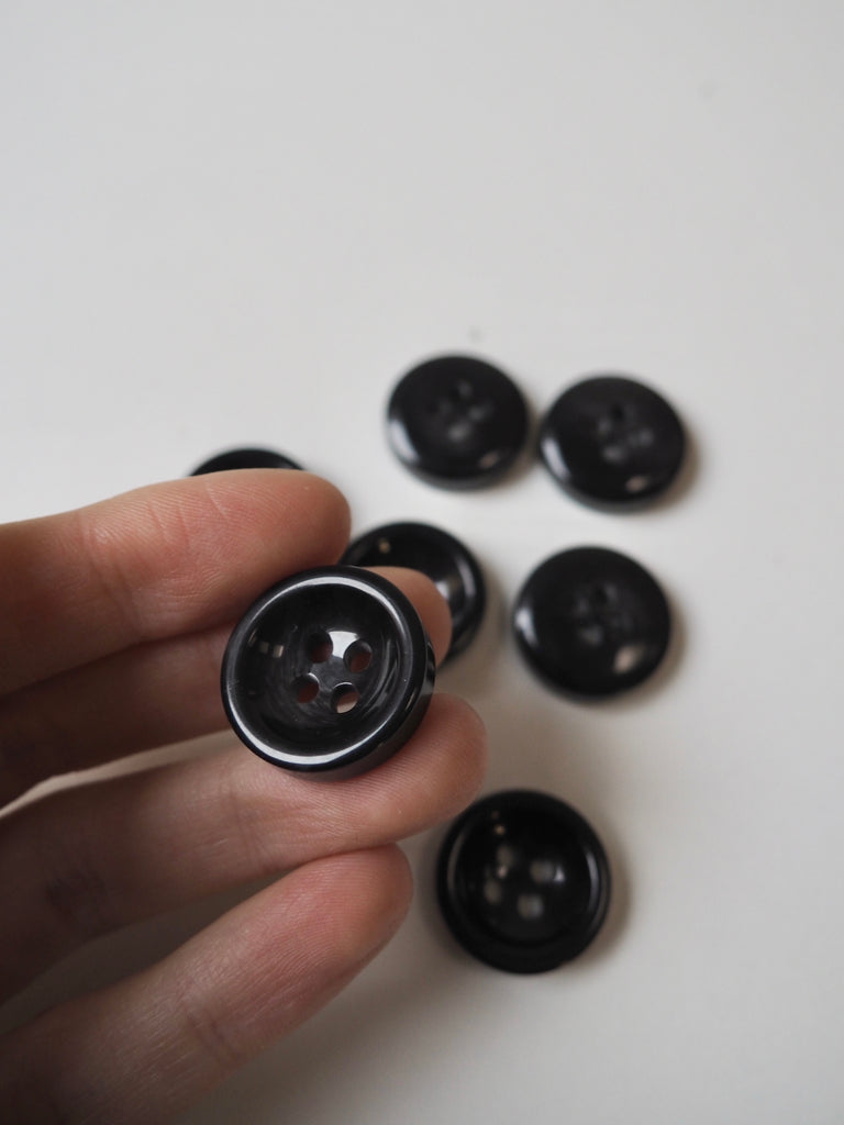 Charcoal Faux-Horn Indented Buttons 20mm/32L