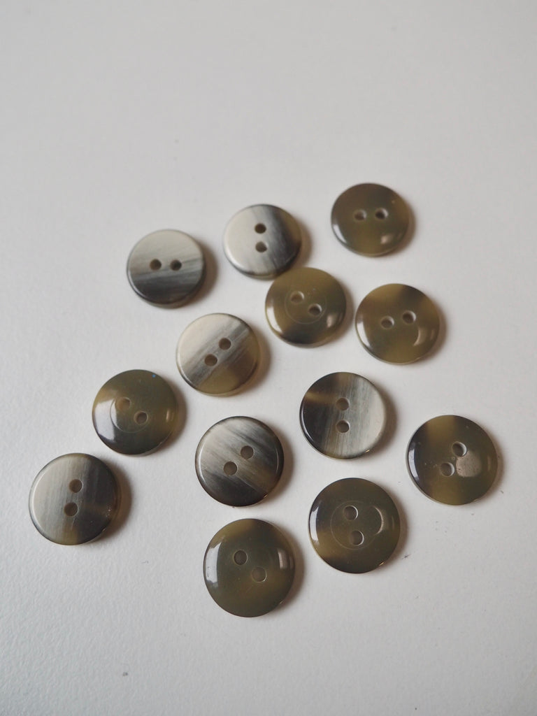 Eggshell Faux-Horn Buttons 15mm/24L