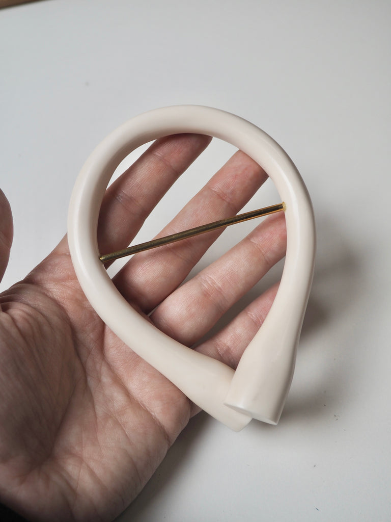 Ivory Twisted Horseshoe Slider 7cm