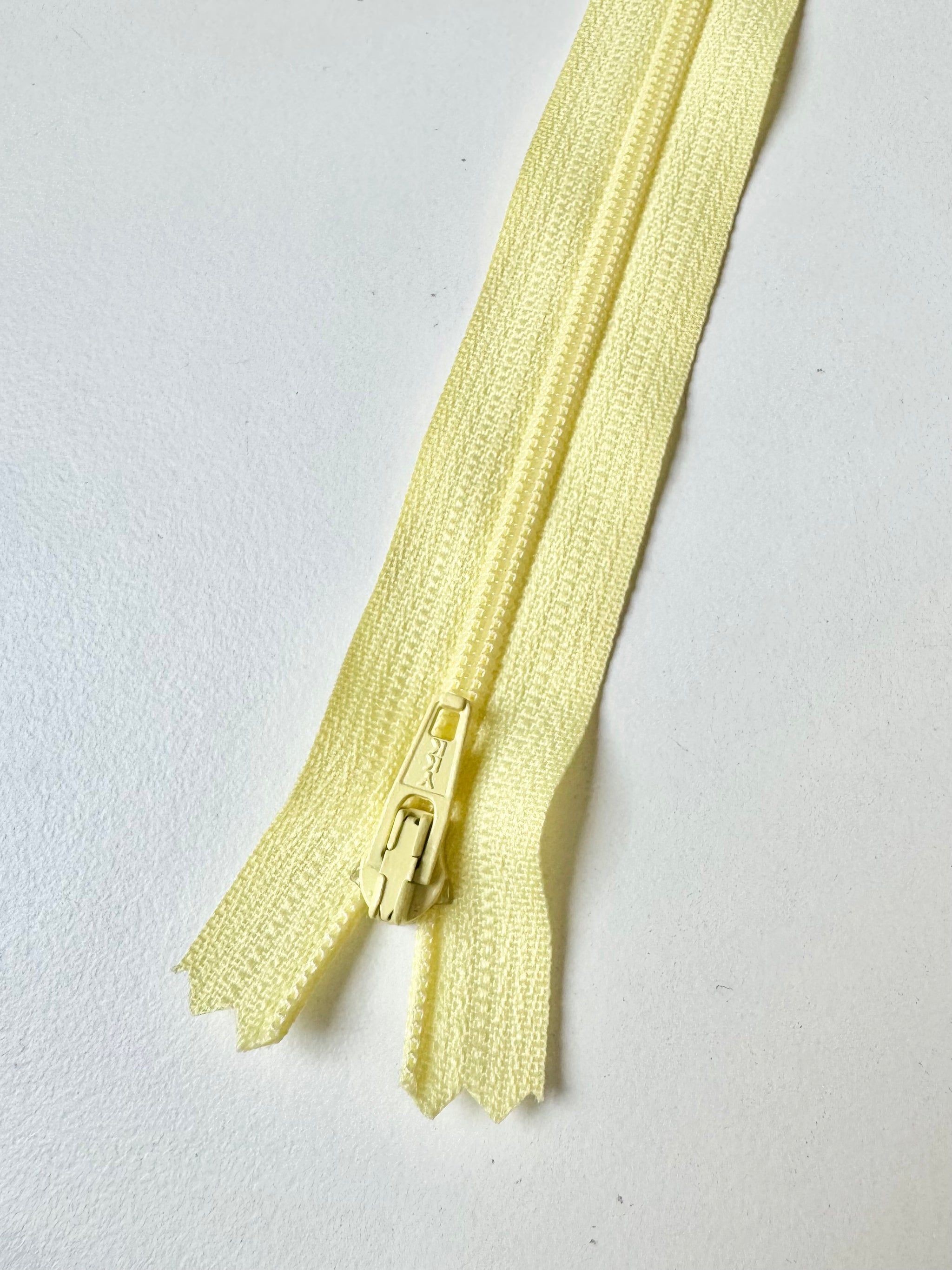YKK 55cm/21.5inch Pale Yellow Standard Zips – The New Craft House