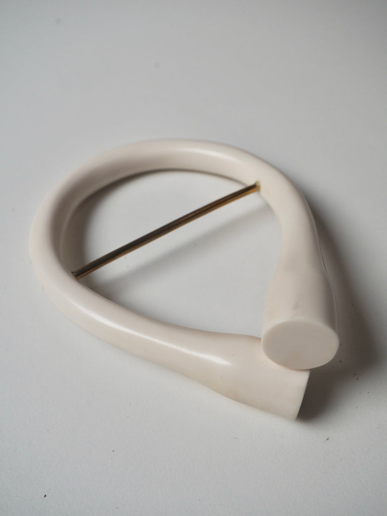 Ivory Twisted Horseshoe Slider 7cm
