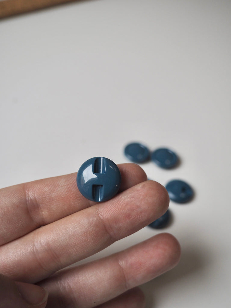 Blue Rimmed Channel Hole Buttons 18mm/28L