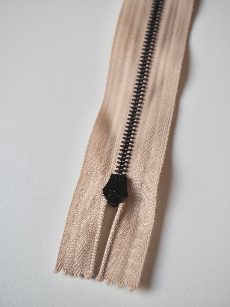 Riri 59cm/23inch Narrow Sand + Gunmetal Metal Teeth Zips