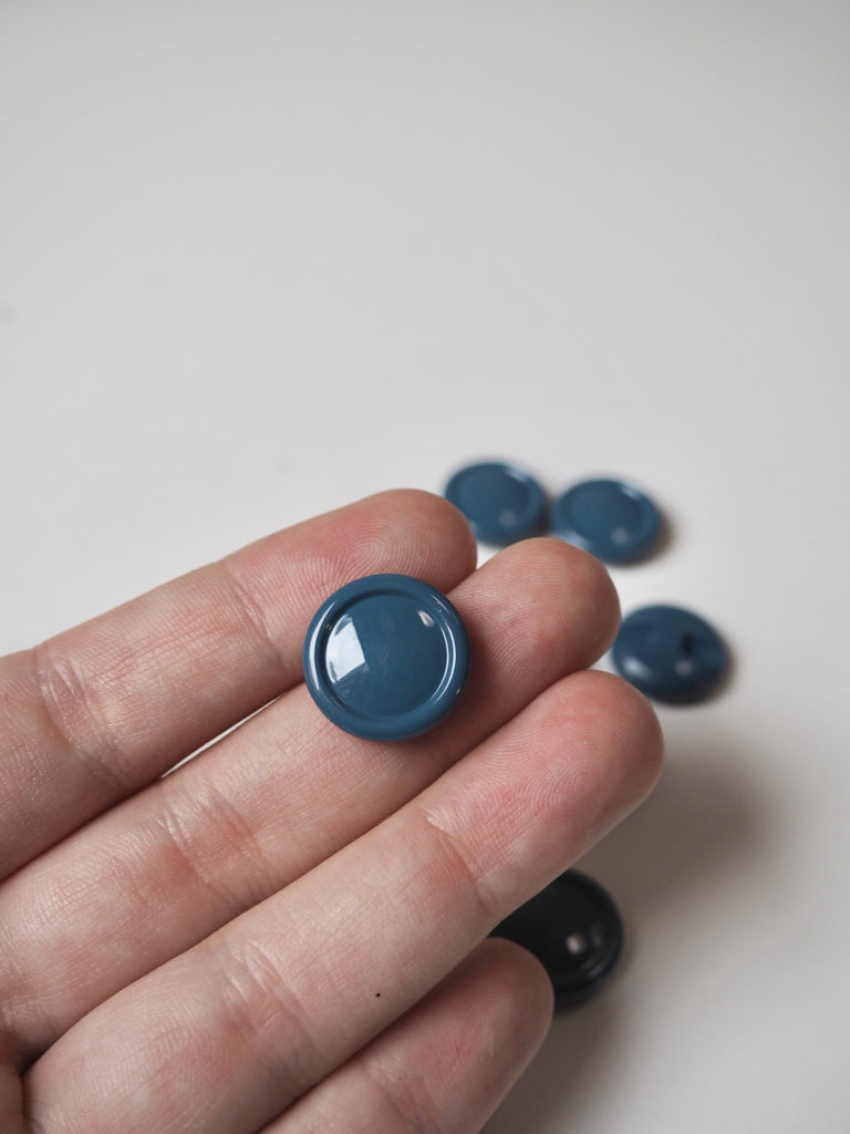 Blue Rimmed Channel Hole Buttons 18mm/28L