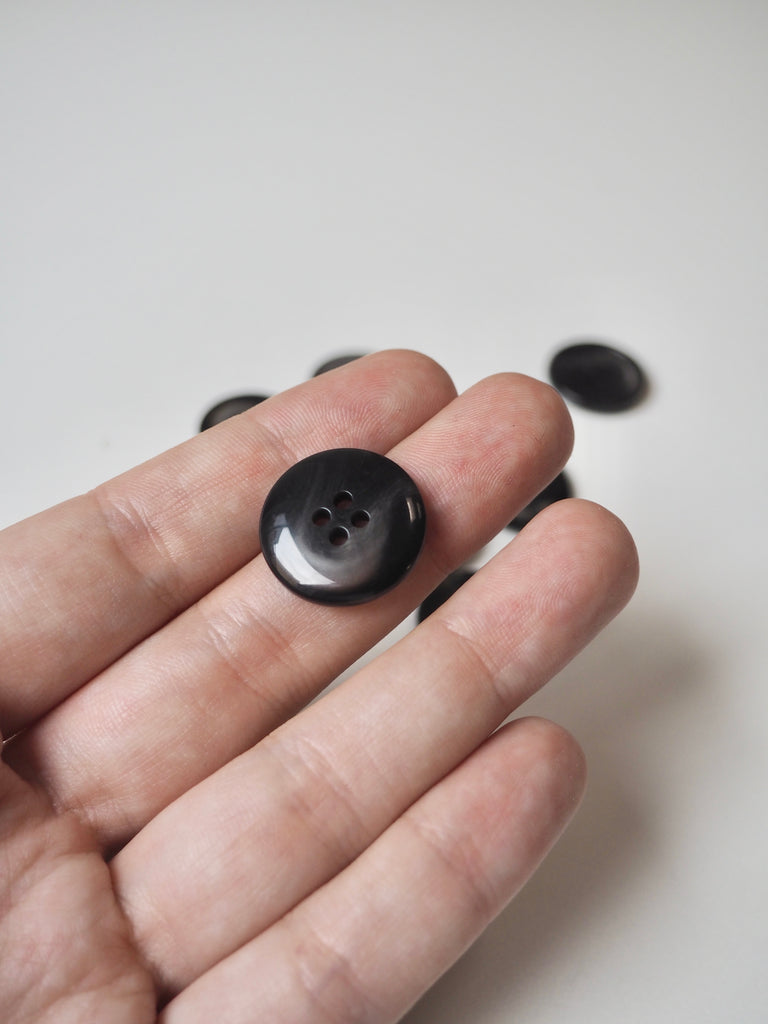 Smoke Faux-Horn Buttons 20mm/32L