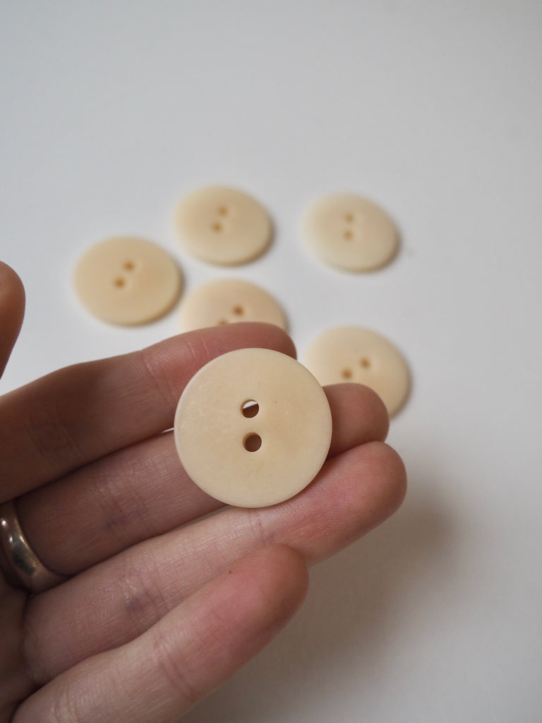 Natural Cream Corozo Buttons 25mm/40L