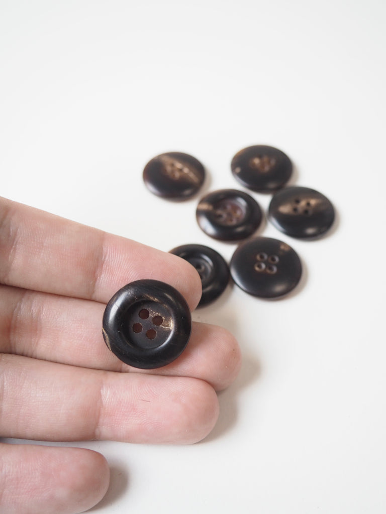 Dark Brown Horn Buttons 20mm/32L