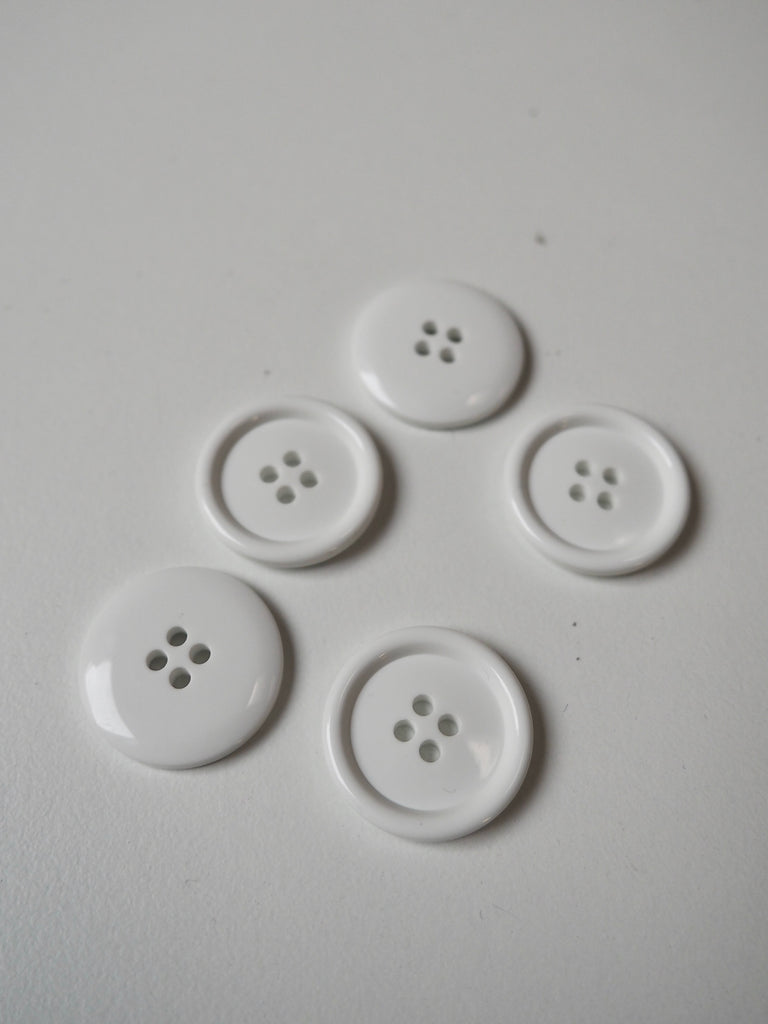 White Rimmed Buttons 22mm/35L