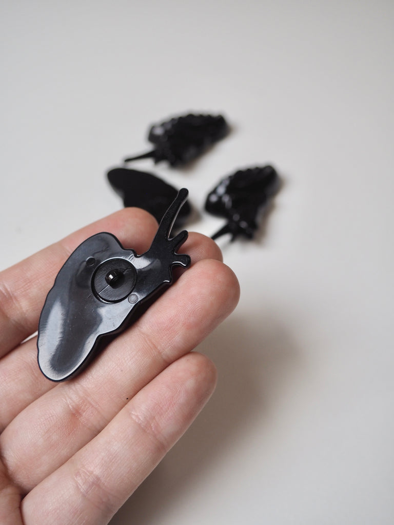 Black Snail Shank Buttons 25mm/40L