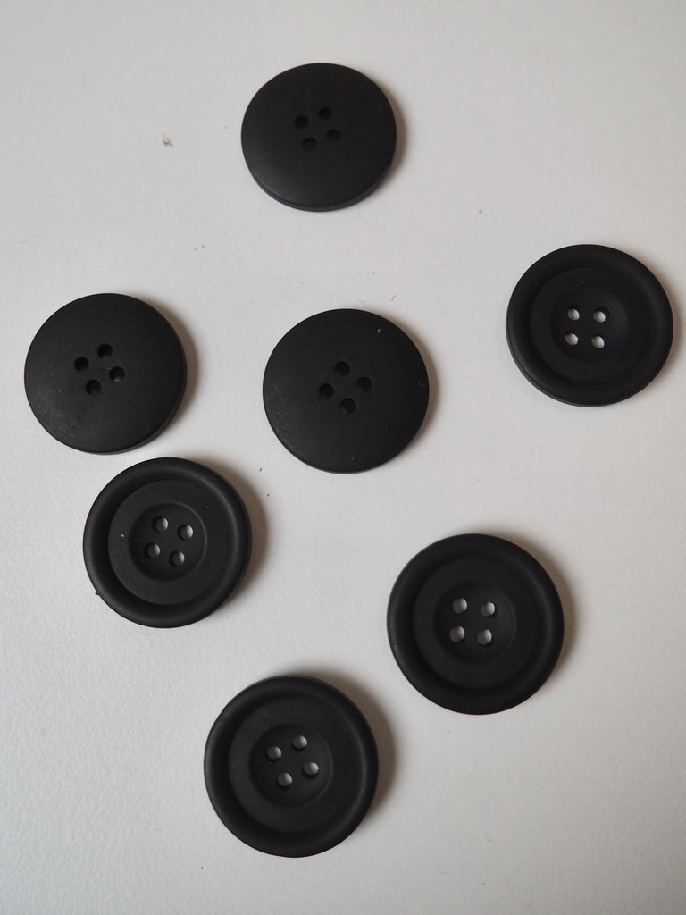 Black Rimmed Corozo Buttons 25mm/40L
