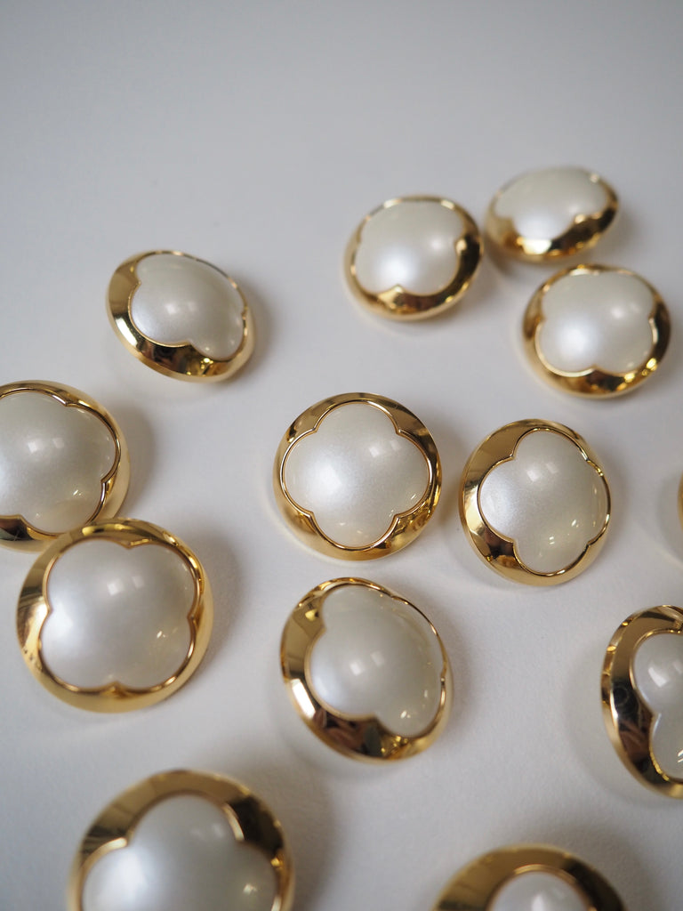 Flower Pearl and Gold Button 20mm