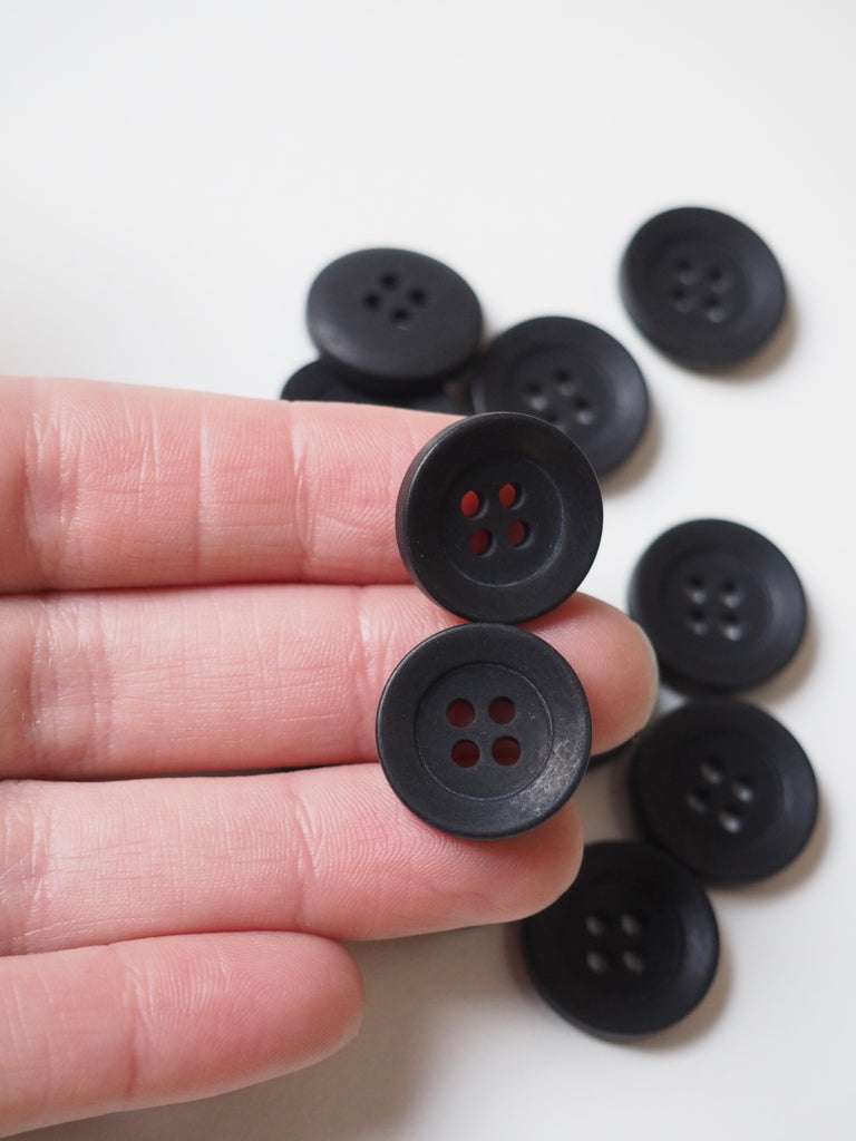 FOLK Thick-rimmed Corozo Buttons 17mm/28L