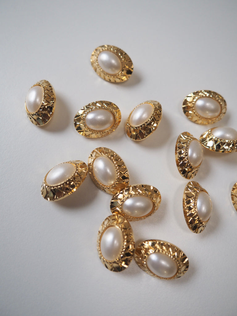 Oval Pearl and Gold Button 22mm